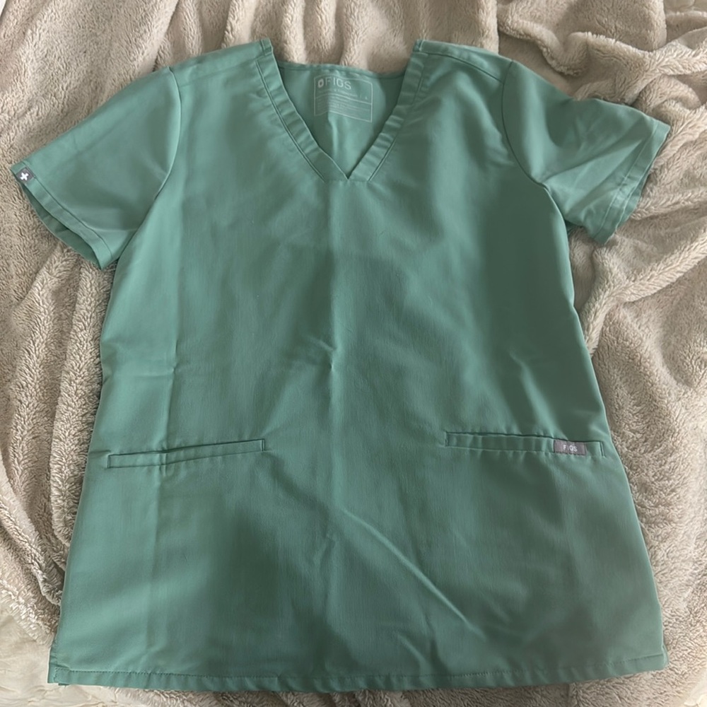 Figs 3 pocket scrub top